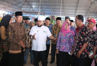 Kepala Disperindag Kota Bengkulu Dewi Darma dan Wali Kota Bengkulu Helmi Hasan Meresmikan Auning Pasar Minggu Bertingkat