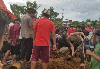 Prosesi pemakaman jenazah korban pembunuhan sadis di TPU Desa Daspetah, Ujan Mas, Kepahiang