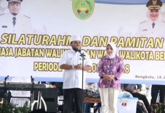 Walikota Helmi Hasan dan Wakil Walikota Patriana Sosialinda saat berpamitan di akhir masa jabatanya, Kamis (18/01/2018)