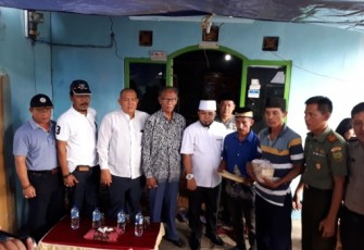 Wali Kota Memberikan Bantuan