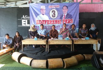 Jumpa pers Tim Hukum dan Advokasi Pasangan Calon (Paslon) Walikota Bengkulu Helmi-Dedy, Kamis (22/02/2018) di Eleven Cafe Kota Bengkulu.