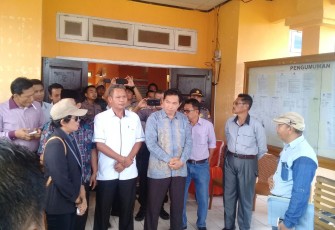 Forum Masyarakat Kaur saat mendatangi KPUD Kaur, Rabu (07/02/2018).