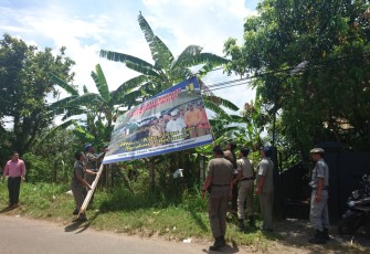 Petugas satpol PP saat melakukan penertiban