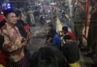 6 pemuda nampak duduk terdiam saat diamankan Satpol PP