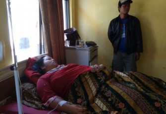 Meli ibu korban saat tebaring dilemas di RSUD Kepahiang. Foto (bengkulutoday.com)