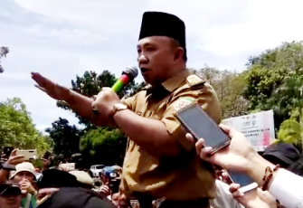 Sekda Provinsi Bengkulu Nopian Andusti, SE, MT ditengah para pendemo