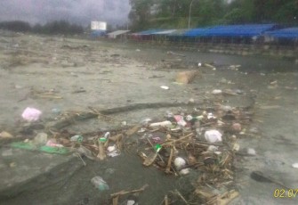 Sampah nampak berserak di sekitar Pantai Jakat Bengkulu