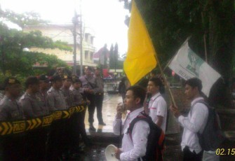 Belasan aktivis KAMMI saat berunjuk rasa di depan kantor Disdikbud Provinsi Bengkulu, Kamis (15/02/2018).
