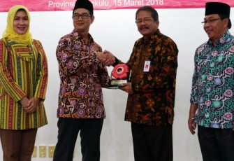 Penyerahan cinderamata PENDIDIKAN