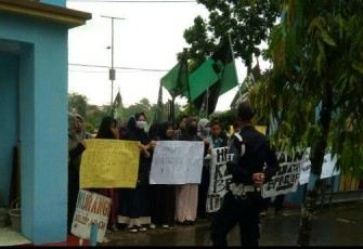 Para kader HMI saat gelar aksi unjuk rasa di Depan Gerbang Kampus IAIN Bengkulu, Kamis (29/03/2018)