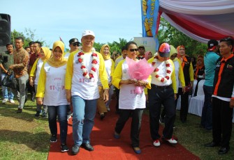 Menteri Pemberdayaan Perempuan dan Perlindungan Anak Yohana Susana Yembise didampingi Plt Gubernur Bengkulu Rohidin Mersyah beserta istri.