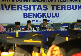 Universitas Terbuka (UT) Bengkulu menyerahkan sebanyak 500 Ijazah kepada lulusan sarjana dari Unit Program Belajar Jarak Jauh (UPBJJ)-UT Bengkulu