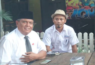 Wibowo Susilo, Sekretaris (SMSI) Provinsi Bengkulu (Kanan), saat ngopi bareng bersama Anggota DPD RI Ahmad Kenedi (Kiri)