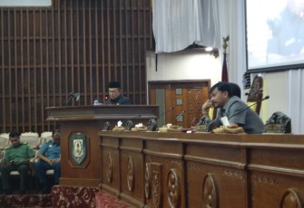 Sekretaris Daerah Novian Andusti saat menyampaikan jawaban Gubernur Bengkulu terhadap pandangan umum fraksi-fraksi atas 2 raperda