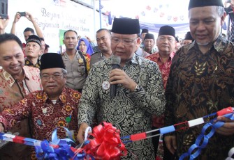Pemotongan pita diresmikannya 212 Mart di Bengkulu.