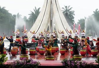 Penanpilan 46 Musik Doll Berkolaborasi Dengan 66 Alat Musik Dari 33 Provinsi Dalam Acara Penutupan HUT TMII ke 43 