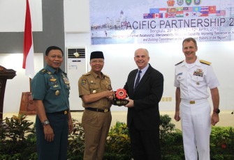 Penyerahan cindera mata dari Plt Gubernur Bengkulu Rohidin Mersyah kepada Dubes AS untuk Republik Indonesia Joseph R Donovan Jr.