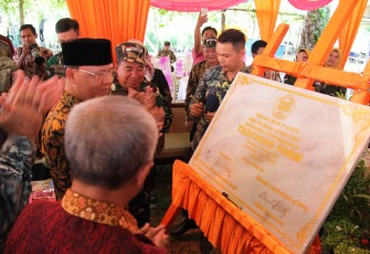 Peresmian Teaching Farm Fakultas Pertanian Unived Bengkulu ditandai dengan penandatanganan prasasti oleh Plt Gubernur Bengkulu Rohidin Mersyah.