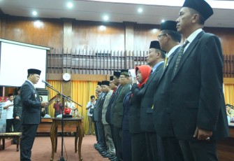 Pelantikan anggota dan dewan pengawas rumah sakit oleh Pelaksana Tugas (Plt) Gubernur Bengkulu Rohidin Mersyah, di Gedung Pola Provinsi Bengkulu, Senin (23/4/2018).