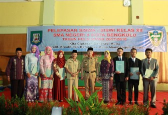 Plt Gubernur Bengkulu Rohidin Mersyah Menghadiri Pelepasan Sekaligus Perpisahan siswa - siswi kelas XII SMA 4 Kota Bengkulu Tahun Pelajaran 2017/2018