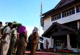 Plt Gubernur Rohidin Mersyah Pimpin Apel Pagi di Kantor Dinas Energi dan Sumber Daya Mineral (ESDM) Provinsi Bengkulu