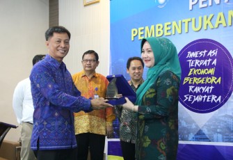 Kepala Bagian Tata Usaha BPS Provinsi Bengkulu Antoni Pestaria Menyerahkan Cindramata Kepada Asisten II Setda Provinsi Bengkulu Yuliswani