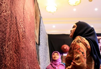 Ketua Dekranasda Provinsi Bengkulu Derta Wahyulin Rohidin Mersyah Melihat Koleksi Kain Basurek Muslim Bengkulu