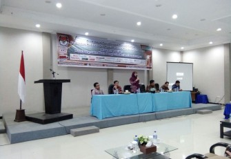 Komisioner KPU Kota Bengkulu Sri Hartati Memberikan Materi Kepada Peserta 