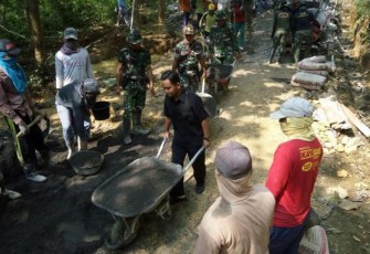 Pembangunan jalan penghubung antara Desa Godo-Selowire dalam program TMMD reguler ke 101 oleh Kodim 0718/Pati