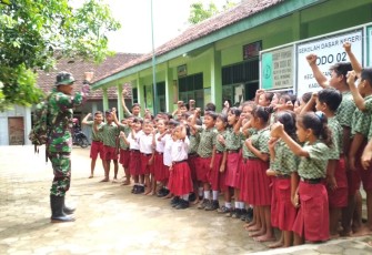 TNI Anggota Satgas Manfaatkan Sisa Waktu Jelang Penutupan TMMD