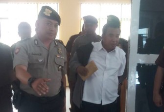 Bando Amin saat gelandang ke Lapas Curup oleh petugas