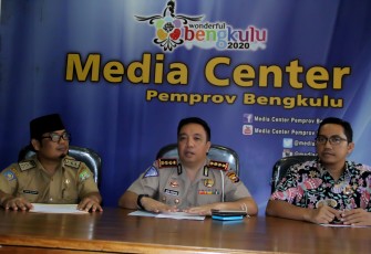 Kombes. Pol. Jefri Torunde saat melakukan jumpa pers di Media Center Pemprov. Bengkulu, Selasa (22/5).