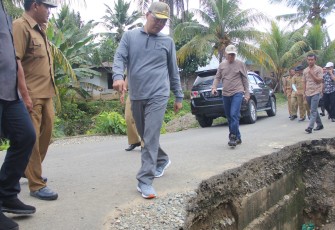 Plt Gubernur saat menininjau Proyek Infrastruktur di Bengkulu Selatan.