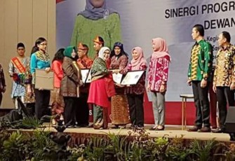Pemberian Sertifikat HAKI (Hak Cipta) Motif Batik dilakukan langsung oleh Ibu Hj. Musfida Yusuf Kalla di Palembang, Jumat (11/05/2018).