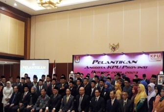 Pelantikan anggota KPU periode 2018-2023 dari 16 provinsi di Indonesia, Kamis (24/05/2018) di Hotel Borobudor Jakarta Pusat. Foto (Tribunnews.com)