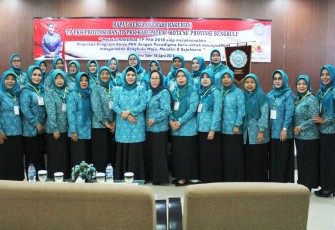 Foto bersama Plt Ketua TP PKK Provinsi Bengkulu Derta Wahyulin Rohidin bersama Pengurus TP PKK Provinsi dan Kabupaten-Kota usai pembukaan Rakerda.