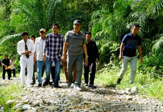 Plt Gubernur Meninjau jalan Datar Lebar - Mentiring Kab Kaur.