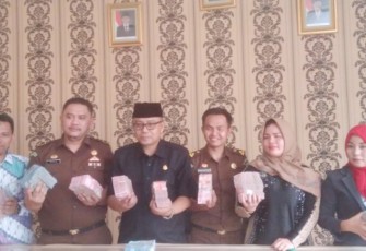 Pengembalian kerugian negara sebesar Rp 1 miliar dari tersangka TIC kepada Kejari Kepahiang. foto (bengkulutoday.com)
