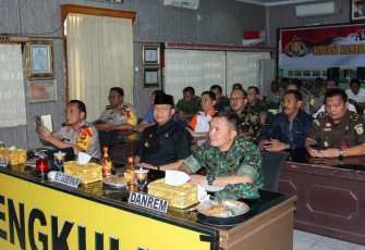 Plt Gubernur Rohidin Mersyah saat mengikuti video Conference Rapat koordinasi lintas sektoral dalam rangka kesiapan pengamanan pilkada serentak 2018