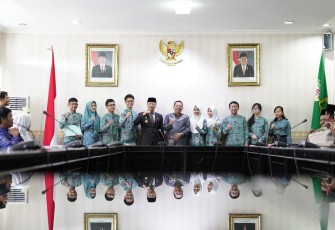 Plt Gub berikan reward dan apresiasi atas prestasi siswa-siswi SMK dengan nilai tertinggi UN SMK tahun 2017-2018.