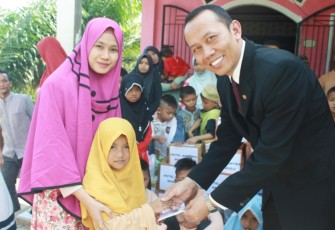 Edy Dwi Sutrisno selaku General Manager Hotel Santika Bengkulu saat memberikan santunan