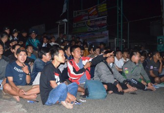 Ratusan mahasiswa UMB dan para dosen serta karyawan nampak antusias menyaksikan selama pertandingan 