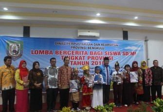 Kepala Dinas Perpustakaan Daerah Dan Kearsipan Provinsi Bengkulu Atisar Sulaiman dan Pemenang Lomba Baca 