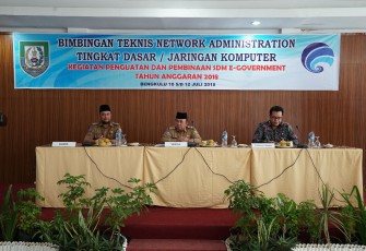 Nopian Andusti saat membuka Bimbingan Teknis Network Administration Tingkat Dasar.