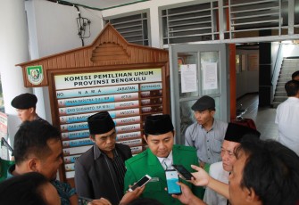 Bakal calon Dewan Perwakilan Daerah (DPD) Daerah Pemilihan Provinsi Bengkulu Abdul Kharis Makmun resmi mendaftar ke Komisi Pemilihan Umum (KPU) Provinsi Bengkulu pada Senin (9/7/2018).