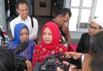 Emelia Puspita atau yang akrab disapa Ita Jamil usai menyerahkan berkas pendaftaran ke KPU Provinsi Bengkulu, Rabu (11/7/2018)