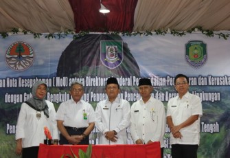 Foto bersama usai penandatanganan MoU.
