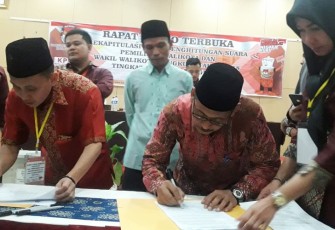 Rapat pleno terbuka hasil penghitungan pemilihan Wali Kota dan Wakil Wali Kota Bengkulu di Hotel Horizon, Rabu (4/7/2018). 