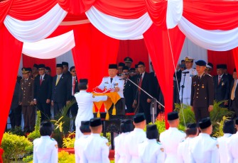 Plt. Gubernur Menyerahkan Sang Saka Merah Putih Pada Paskibraka