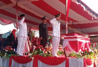 Bupati Gusri Pausi saat bertindak sebagai inspektur upacara 